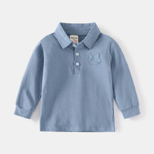 Carregar imagem no visualizador da galeria, Remera mangas largas azul con detalle de perro
