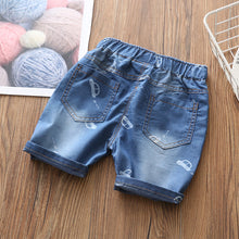 Cargar imagen en el visor de la galería, Short jeans con estampas de autos
