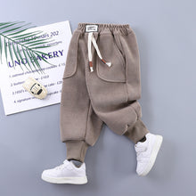 Carregar imagem no visualizador da galeria, Pantalón tipo corderoy con bolsillos y letras
