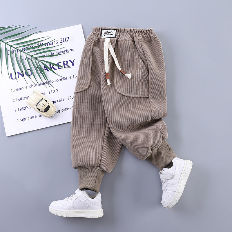 Pantalón tipo corderoy con bolsillos y letras