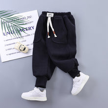 Carregar imagem no visualizador da galeria, Pantalón tipo corderoy con bolsillos y letras
