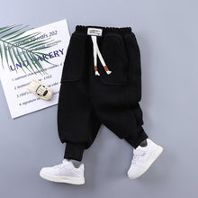 Carregar imagem no visualizador da galeria, Pantalón tipo corderoy con bolsillos y letras
