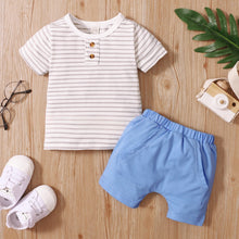 Carregar imagem no visualizador da galeria, Remera a rayas gris con short celeste
