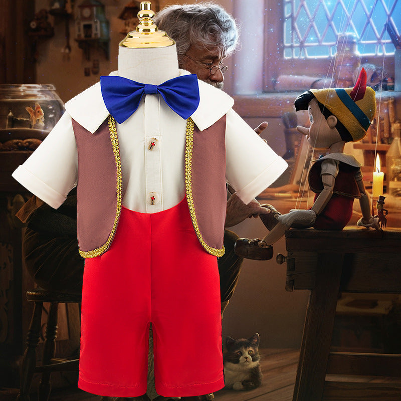 Camisa crema con moño, chaleco, pantalón y guante estilo pinocho con sombrero