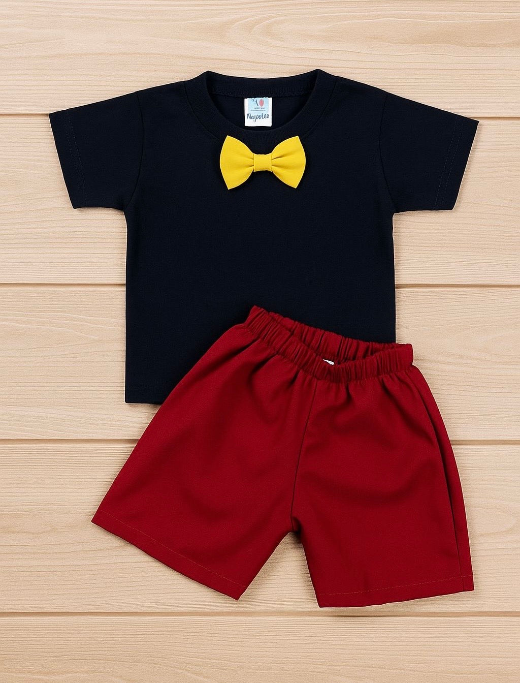 Remera negra con moño y short rojo estilo Mickey Mouse