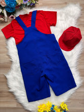 Cargar imagen en el visor de la galería, Remera rojo con jardinera azul de Super Mario Bros y kepi
