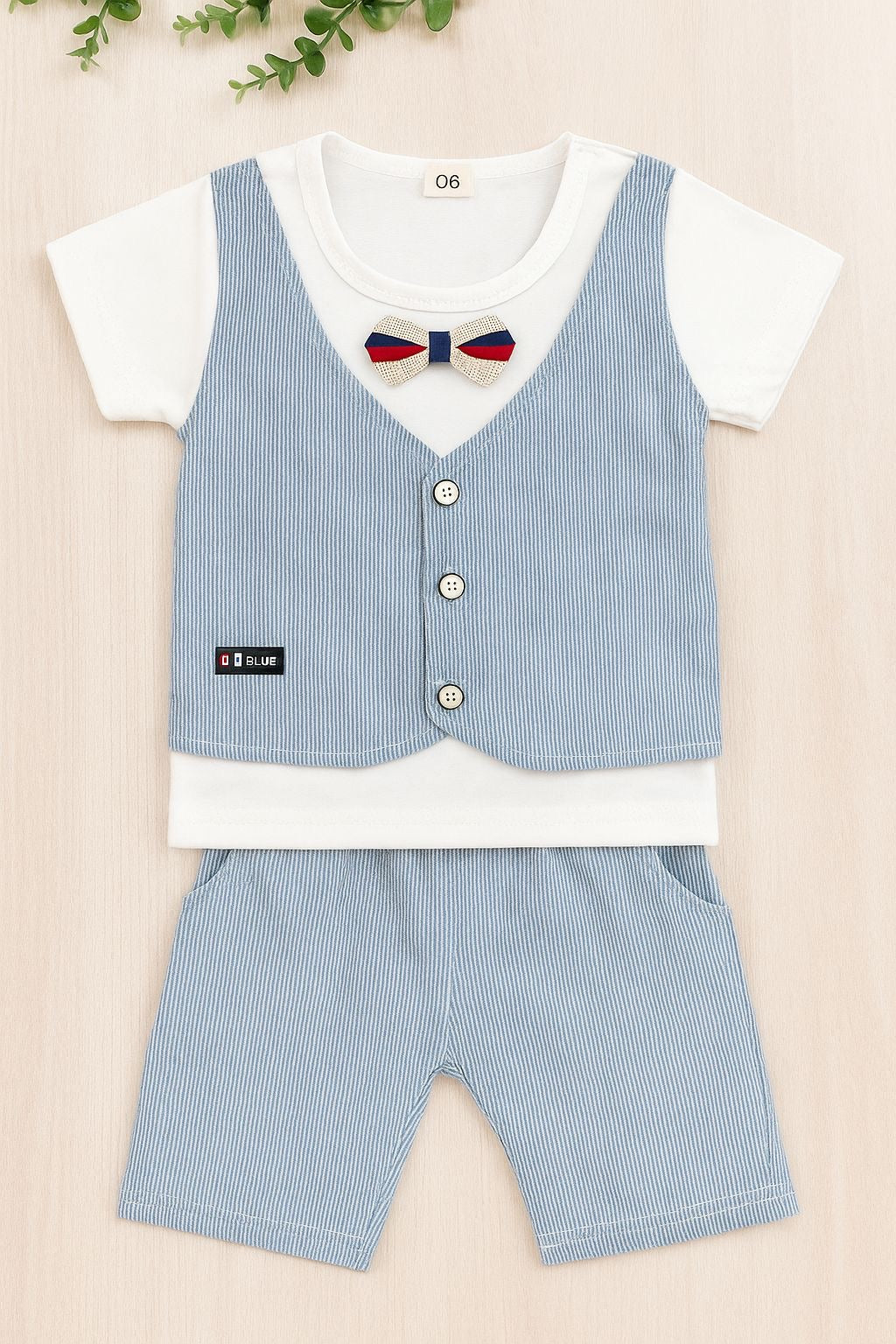 Remera blanca con moño, falso chaleco y short celeste a rayas