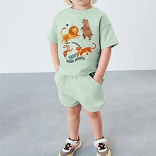 Cargar imagen en el visor de la galería, Remera con estampas de animales y short verde
