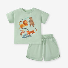 Cargar imagen en el visor de la galería, Remera con estampas de animales y short verde
