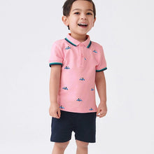 Cargar imagen en el visor de la galería, Remera rosa con estampas de autos y short azul marino
