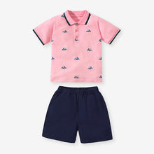 Cargar imagen en el visor de la galería, Remera rosa con estampas de autos y short azul marino
