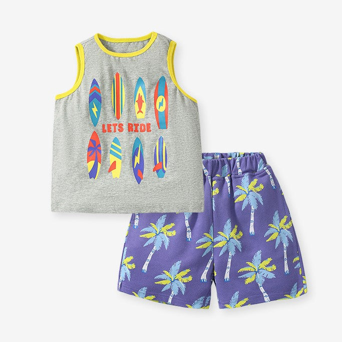 Camisilla gris de tablas de surf y short azul con palmeras