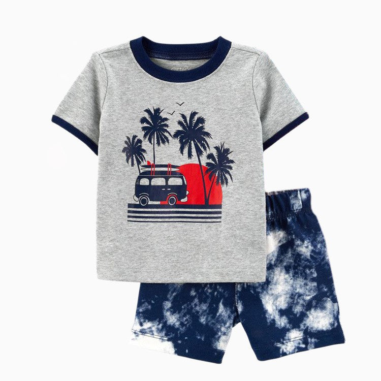 Remera gris con estampas de palmeras y short azul marino tie dye