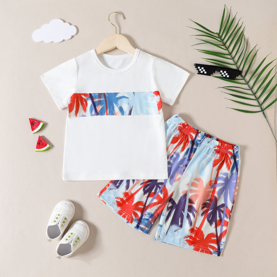 Remera blanca y bermuda con estampas de palmeras coloridas