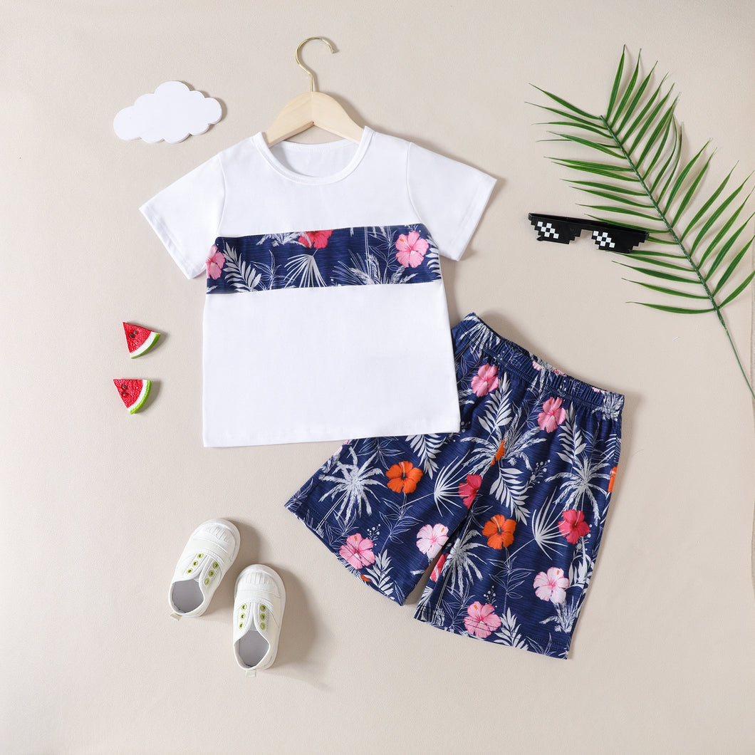 Remera blanca y short azul marino con estampas de flores