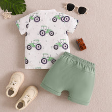 Cargar imagen en el visor de la galería, Remera blanca con estampas de tractor y short verde musgo
