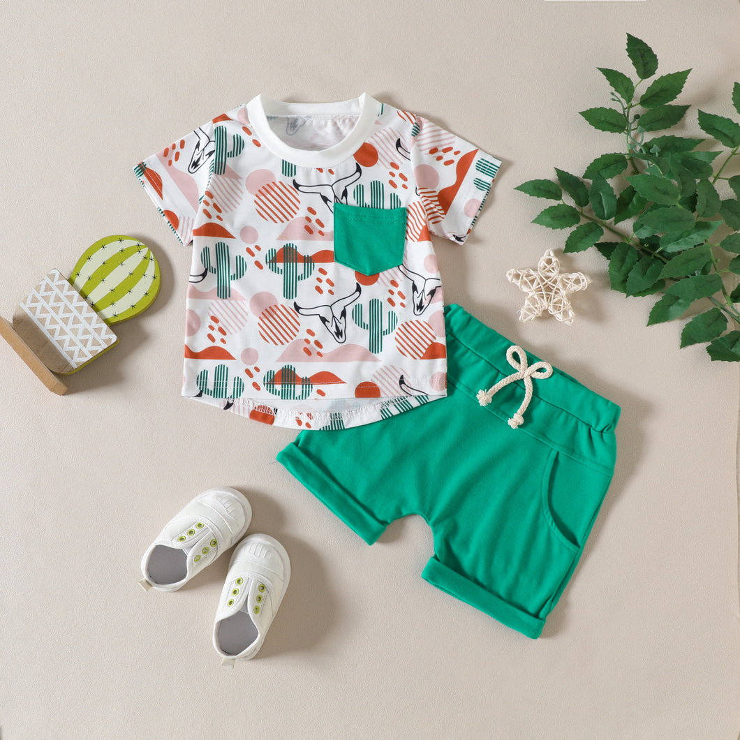 Remera blanca con estampas y short verde