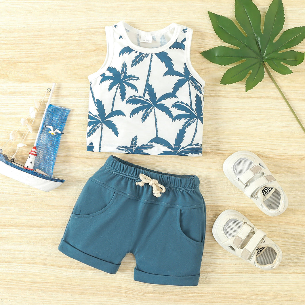 Camisilla blanca con estampas de palmeras y short azul