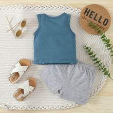 Carregar imagem no visualizador da galeria, Camisilla azul con letras  y short gris
