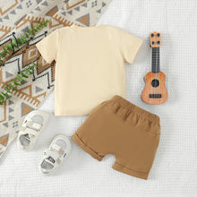 Carregar imagem no visualizador da galeria, Remera beige con letras y short caqui
