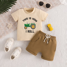 Cargar imagen en el visor de la galería, Remera beige con estampa de tractor y short caqui
