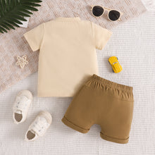 Cargar imagen en el visor de la galería, Remera beige con estampa de tractor y short caqui
