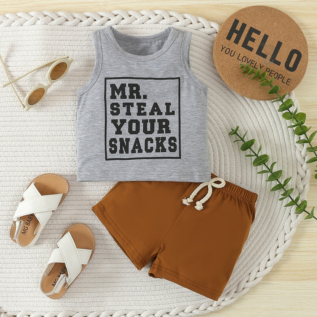 Camisilla gris con letras y short marrón