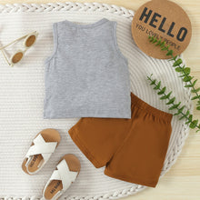 Carregar imagem no visualizador da galeria, Camisilla gris con letras y short marrón
