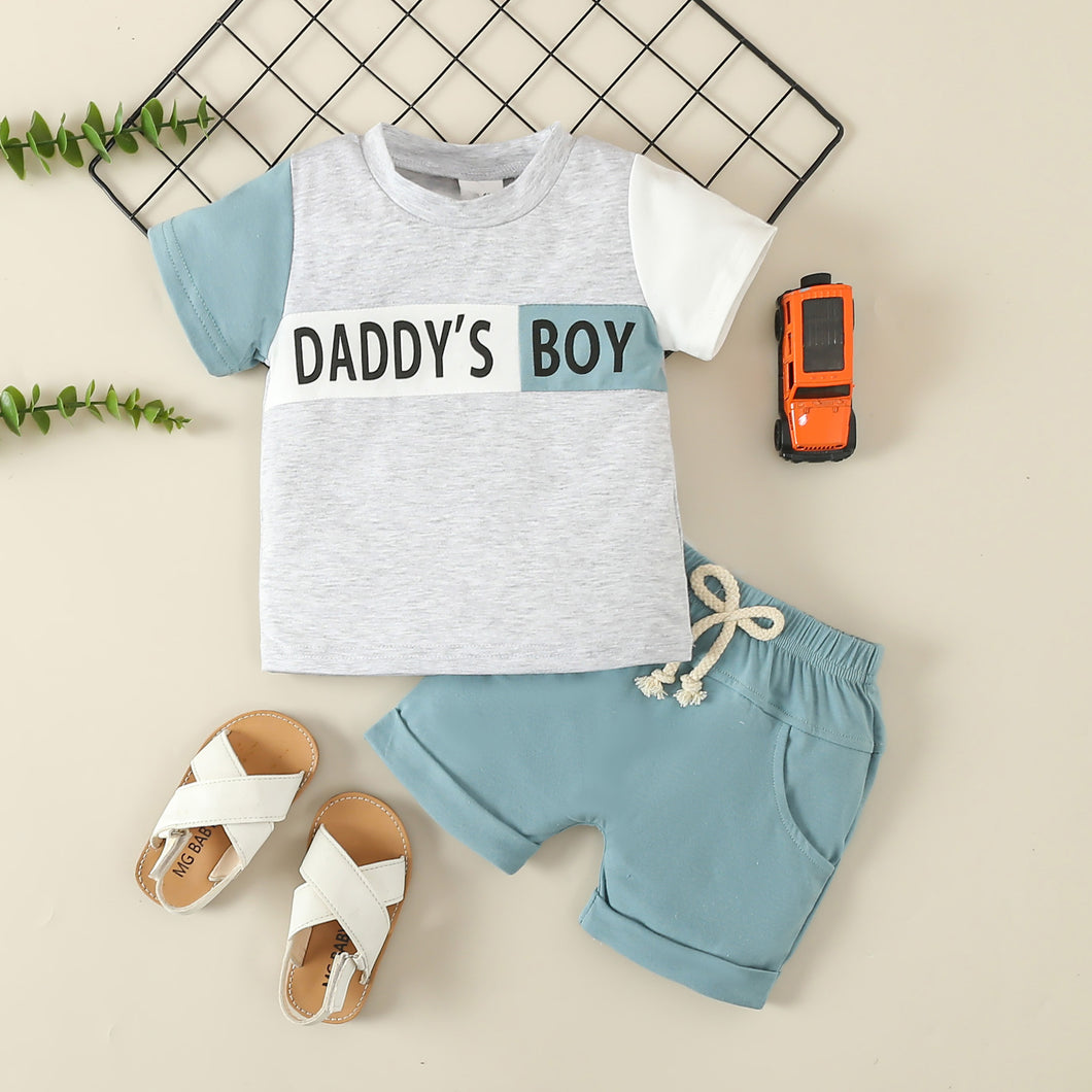 Remera de tres colores con letras y short azul mate
