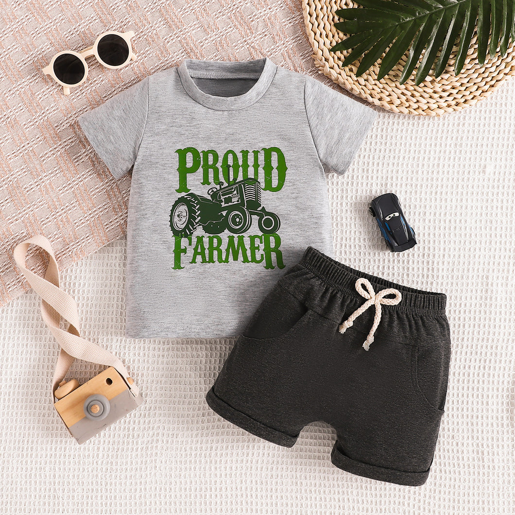 Remera gris con estampa de tractor y short negro