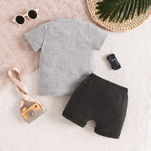 Cargar imagen en el visor de la galería, Remera gris con estampa de tractor y short negro
