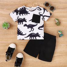 Carregar imagem no visualizador da galeria, Remera blanco con estampas de dino y short negro
