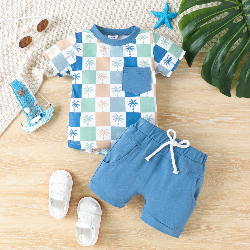 Remera a cuadros con estampas de palmeras y short azul