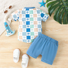 Carregar imagem no visualizador da galeria, Remera a cuadros con estampas de palmeras y short azul
