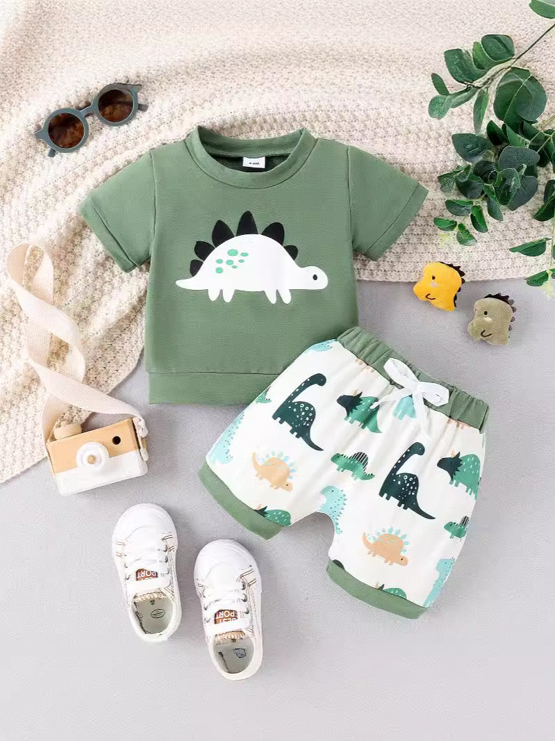 Remera verde de dino y short blanco con estampas