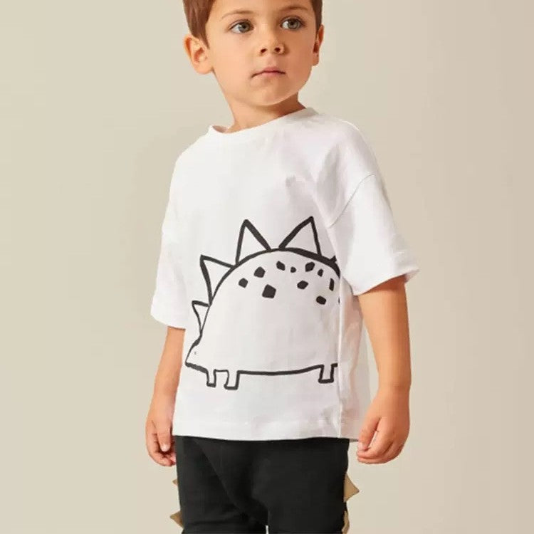 Remera blanco con estampa de dino y short negro