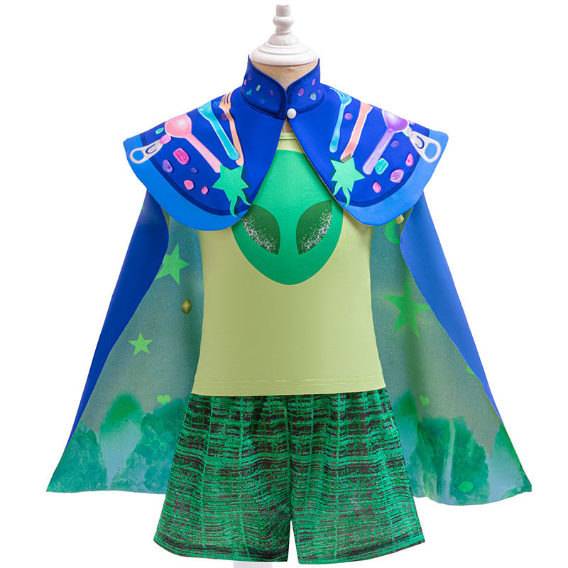 Remera verde, estampa de alienígena con short verde y capa azul estrellada estilo Elio