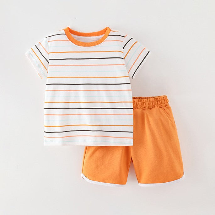 Remera blanco a rayas y short naranja