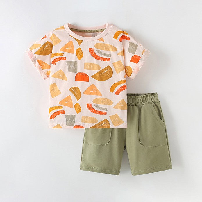 Remera crema con estampas naranja y short verde musgo
