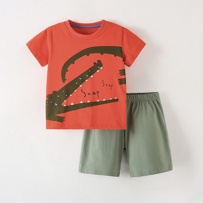 Remera naranja con diseño de cocodrilo y short verde musgo
