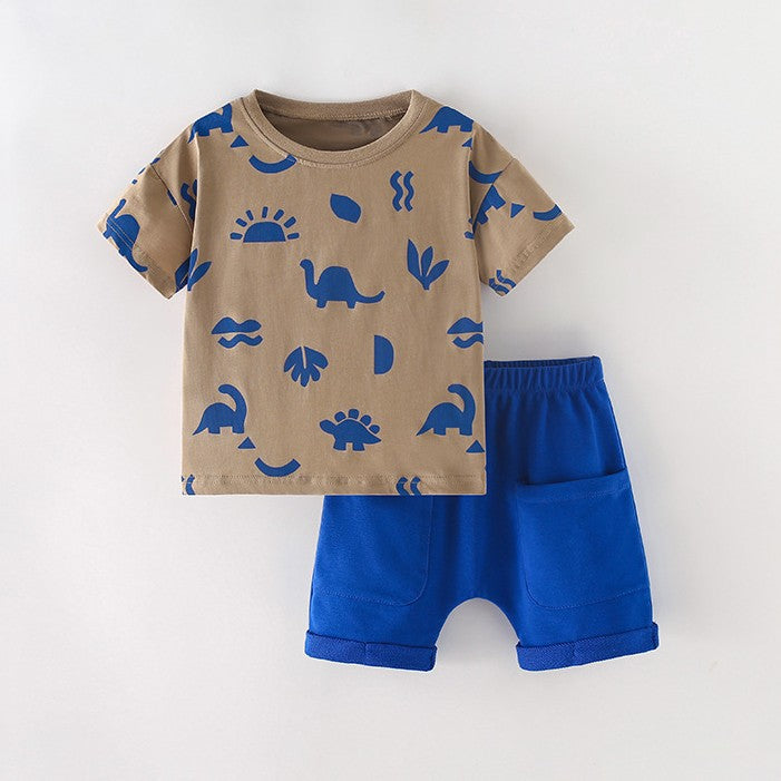 Remera marrón con diseños de dino y short azul