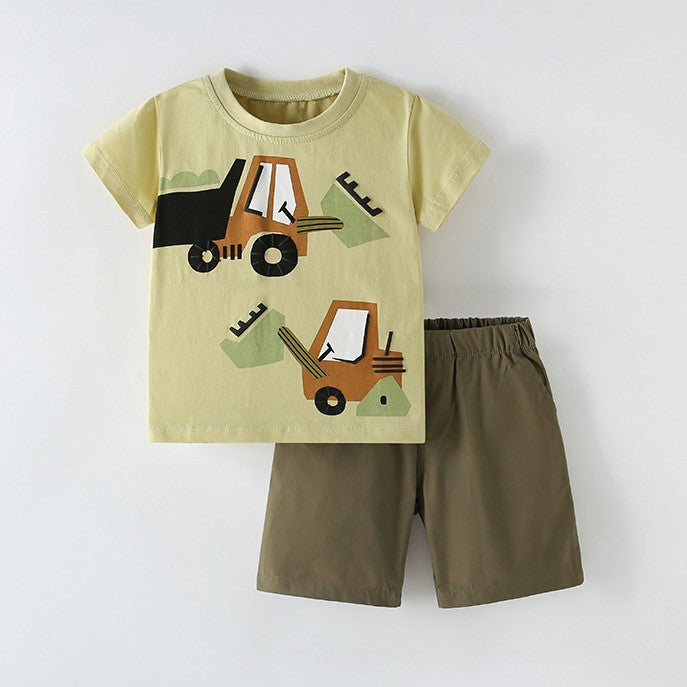 Remera con estampas de tractor con short verde musgo