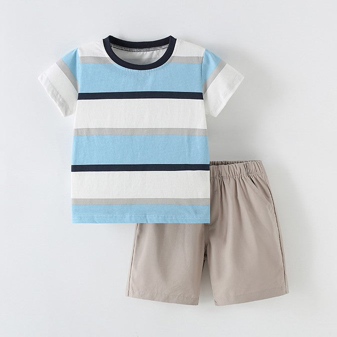 Remera celeste con blanco y short beige