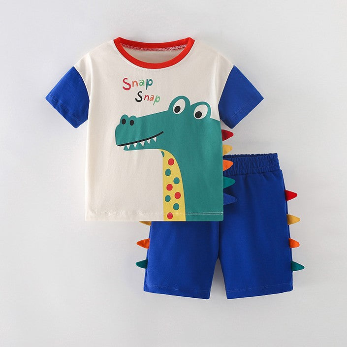 Remera blanco de cocodrilo con short azul