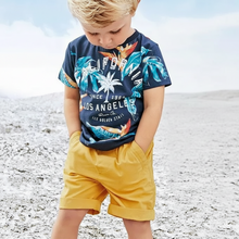 Carregar imagem no visualizador da galeria, Remera azul marino con estampas y short mostaza
