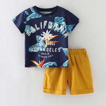 Carregar imagem no visualizador da galeria, Remera azul marino con estampas y short mostaza
