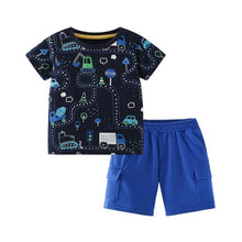 Cargar imagen en el visor de la galería, Remera azul marino con estampas de autos con short
