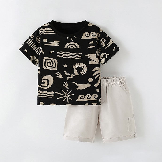 Remera negro con estampas y short crema