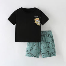 Cargar imagen en el visor de la galería, Remera negro con estampa grande atras y short verde con estrellas
