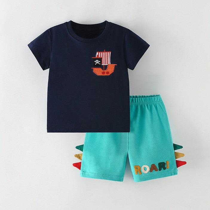 Remera azul marino con diseño de barco pirata y short verde